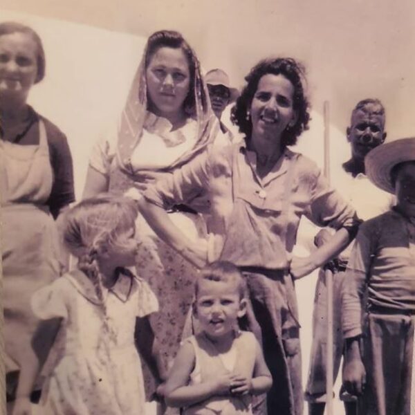 Pura Rodríguez Foncubierta con su familia y salineros delante de una varacha de sal. (Autor desconocido)