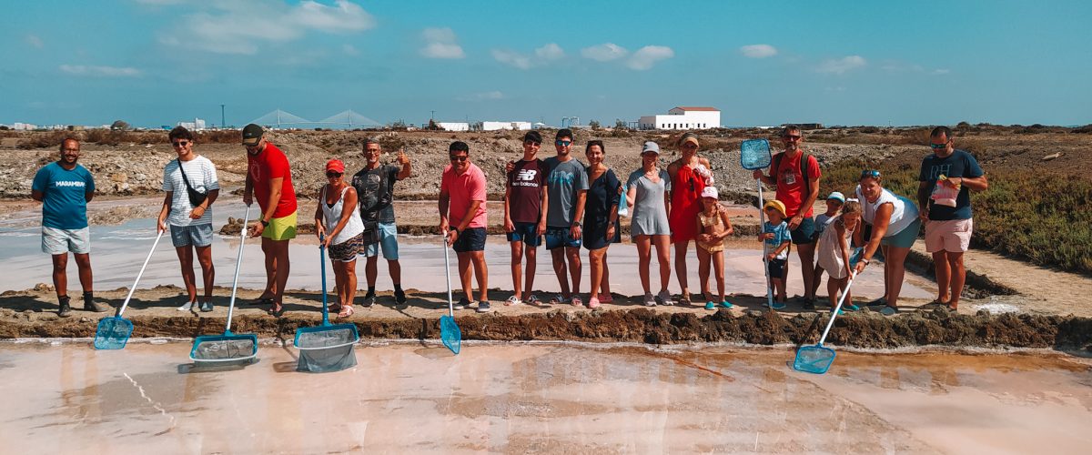Recogida de flor de sal en la tajería de la salina de Marambay, cadiz