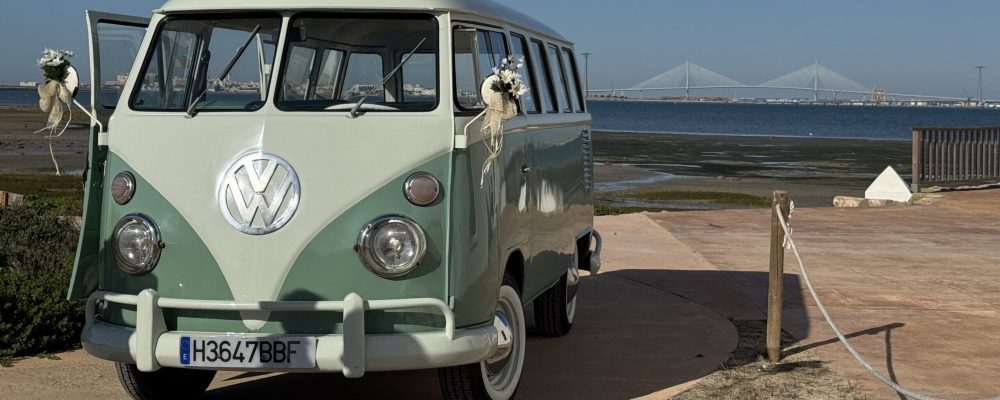 wolfwagen van vered agua vintage en primer plano con el puente de la Pepa al fondo en Marambay